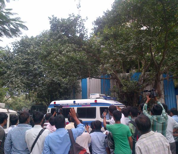 Yash Chopra Funeral, Yash Chopra Funeral photos, Yash Chopra dead body, Yash Chopra dead body photos, Yash Chopra last rites, Yash Chopra last rites pics 